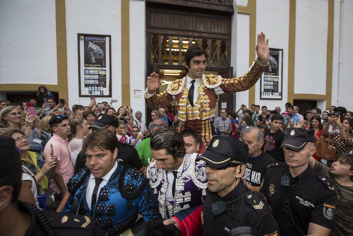 Fotos: Perera sale por la puerta grande en la segunda corrida de toros de la Feria de Santiago