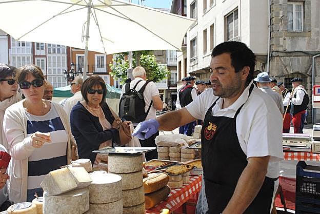 Tomás Pérez, de la quesería Tres Valles Pasiegos, en el mercado.