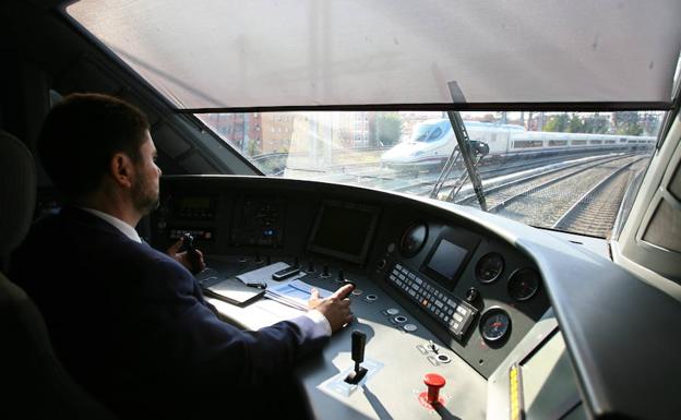 Operario de Renfe conduce un tren AVE a los talleres de la Sagra. 
