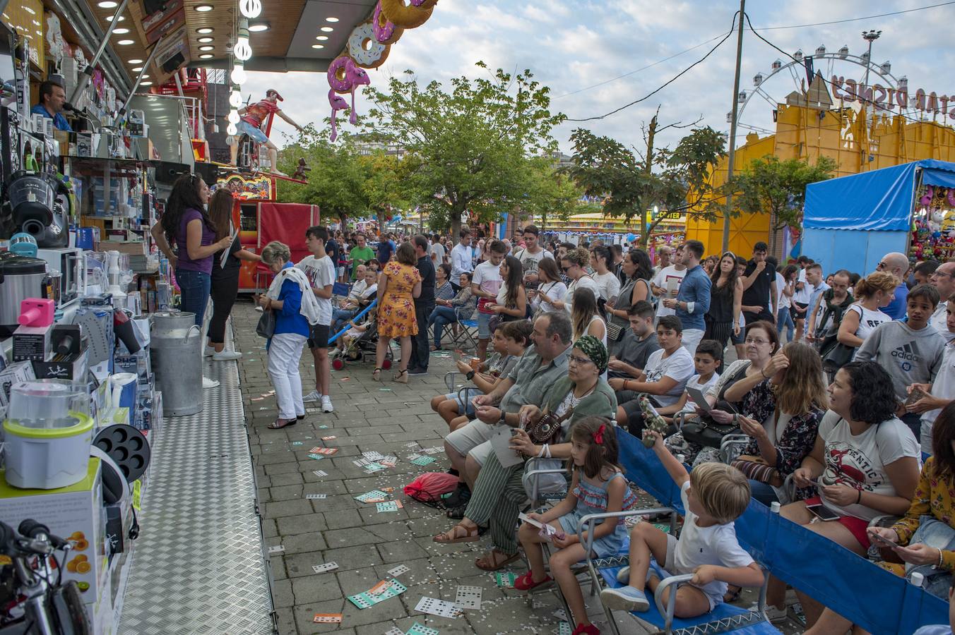 Frenesí, algodón de azúcar y reguetón dan vida a las tradicionales ferias un verano más