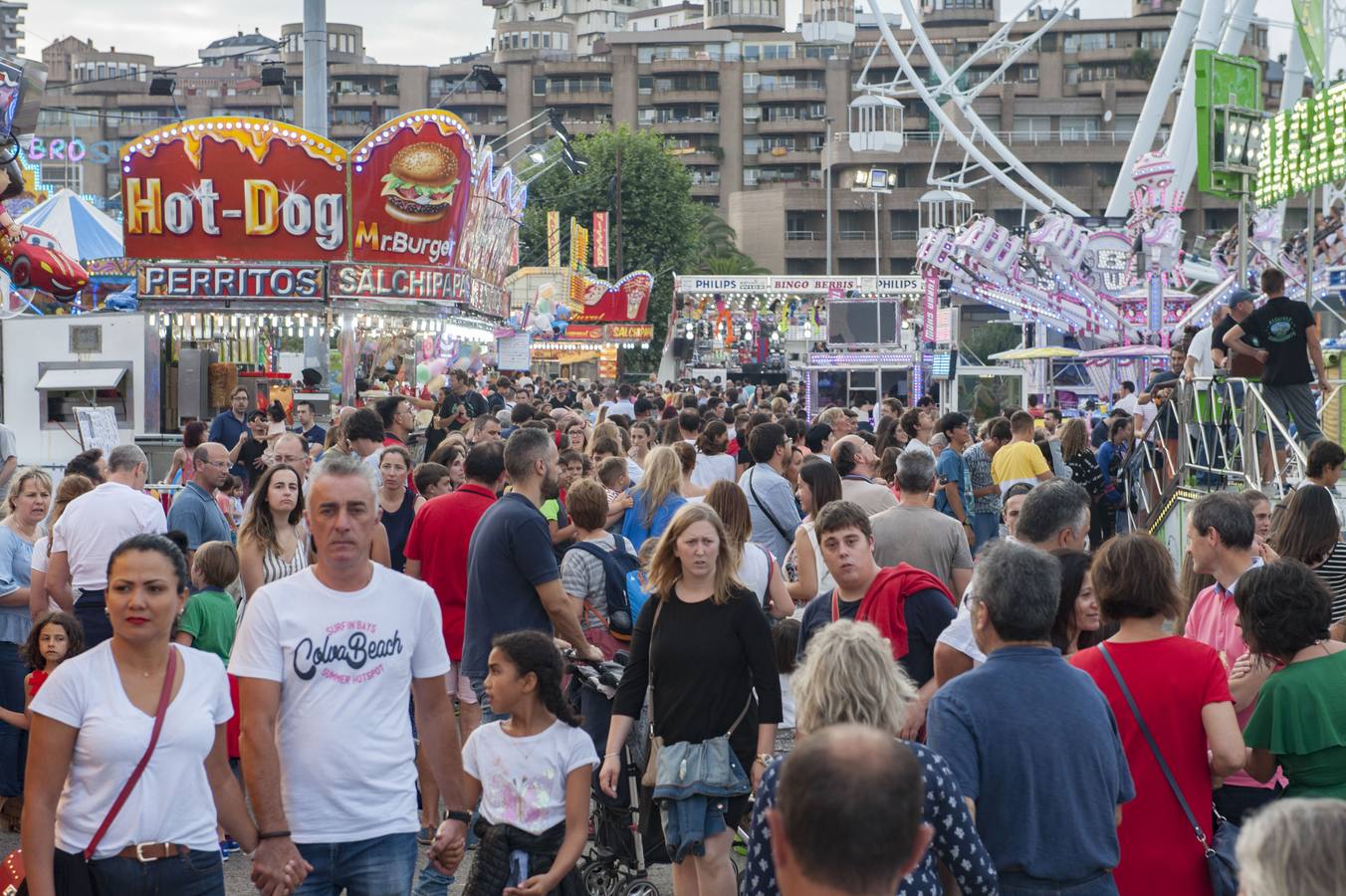 Frenesí, algodón de azúcar y reguetón dan vida a las tradicionales ferias un verano más