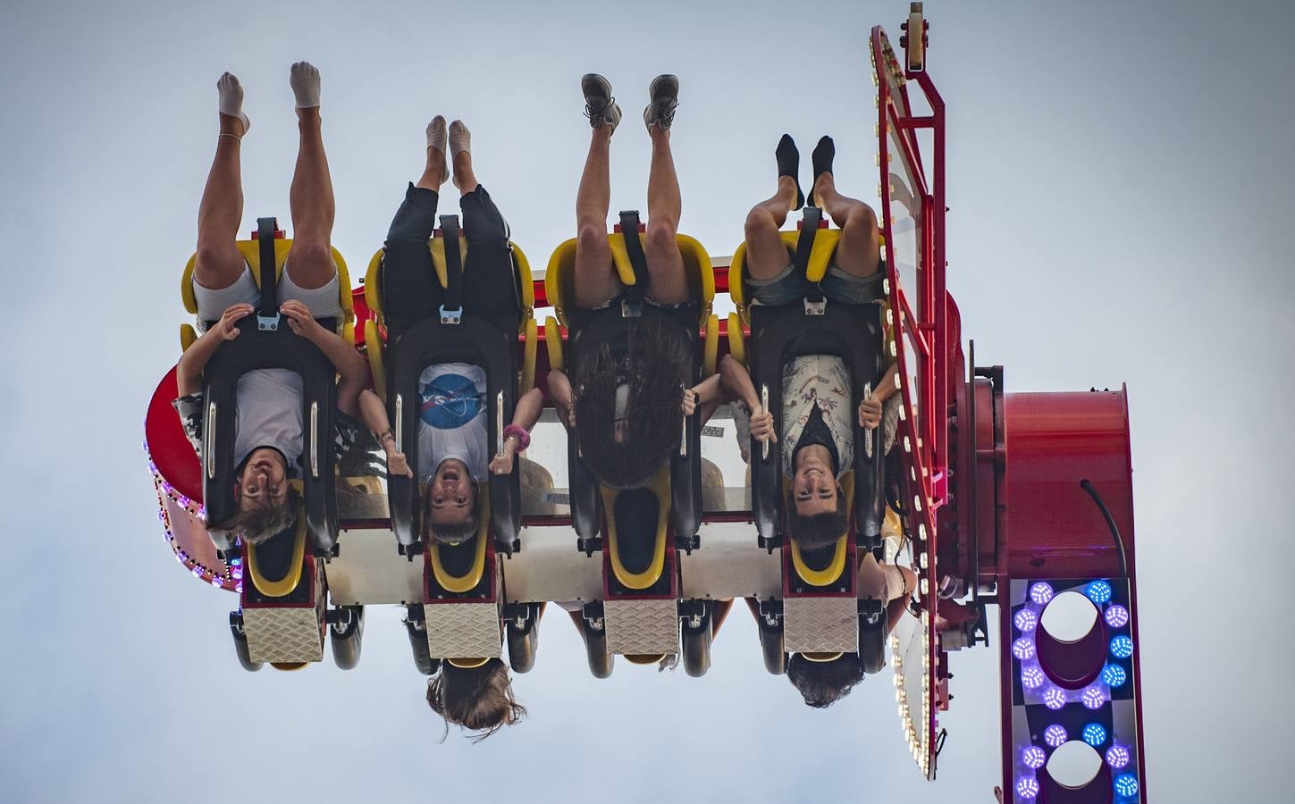 Frenesí, algodón de azúcar y reguetón dan vida a las tradicionales ferias un verano más