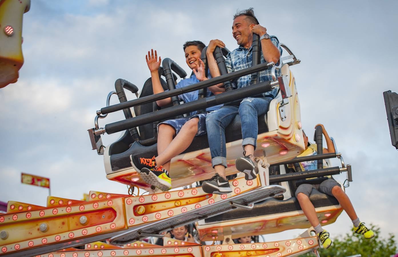 Frenesí, algodón de azúcar y reguetón dan vida a las tradicionales ferias un verano más