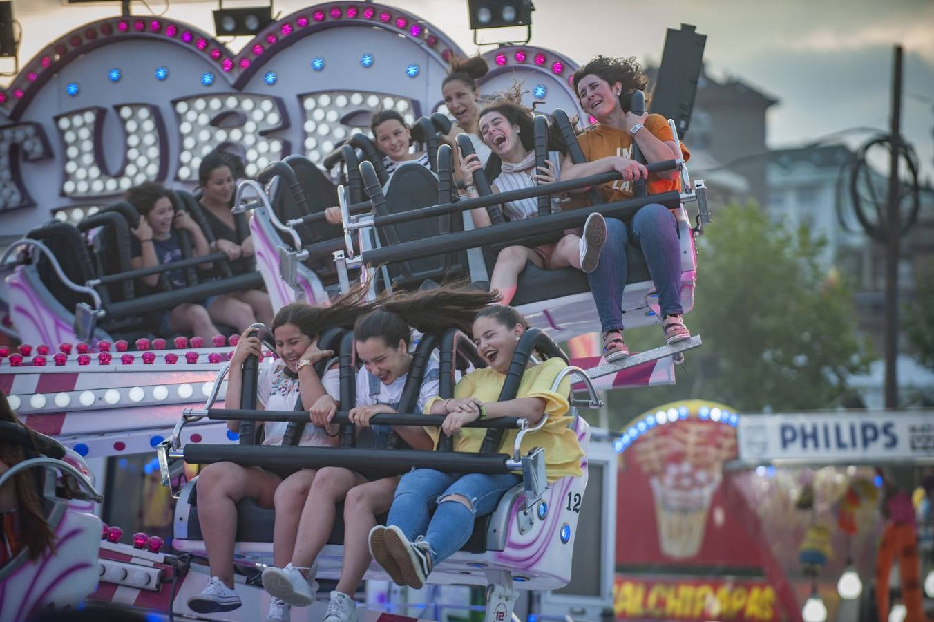 Frenesí, algodón de azúcar y reguetón dan vida a las tradicionales ferias un verano más