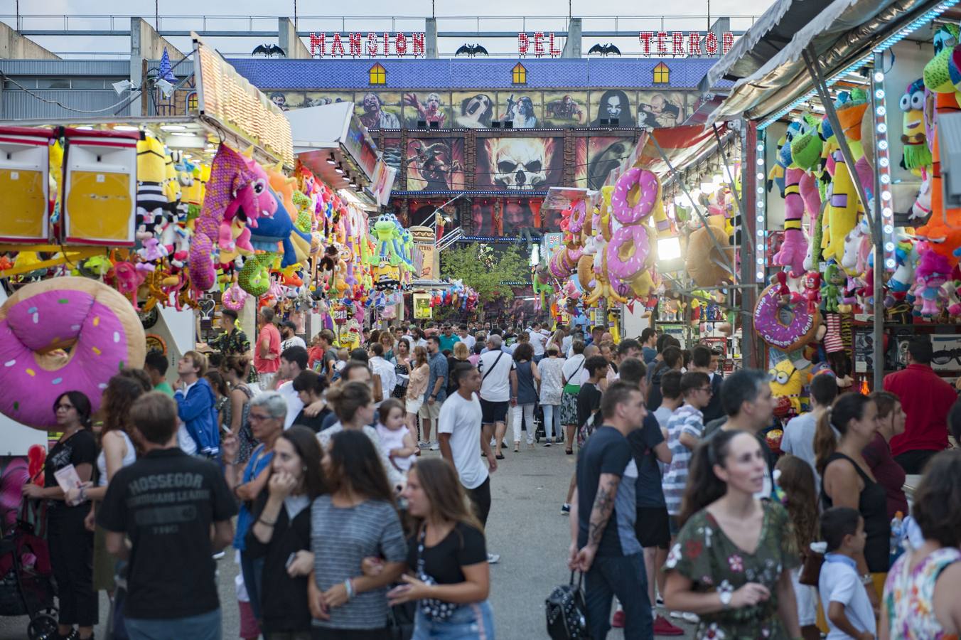 Frenesí, algodón de azúcar y reguetón dan vida a las tradicionales ferias un verano más