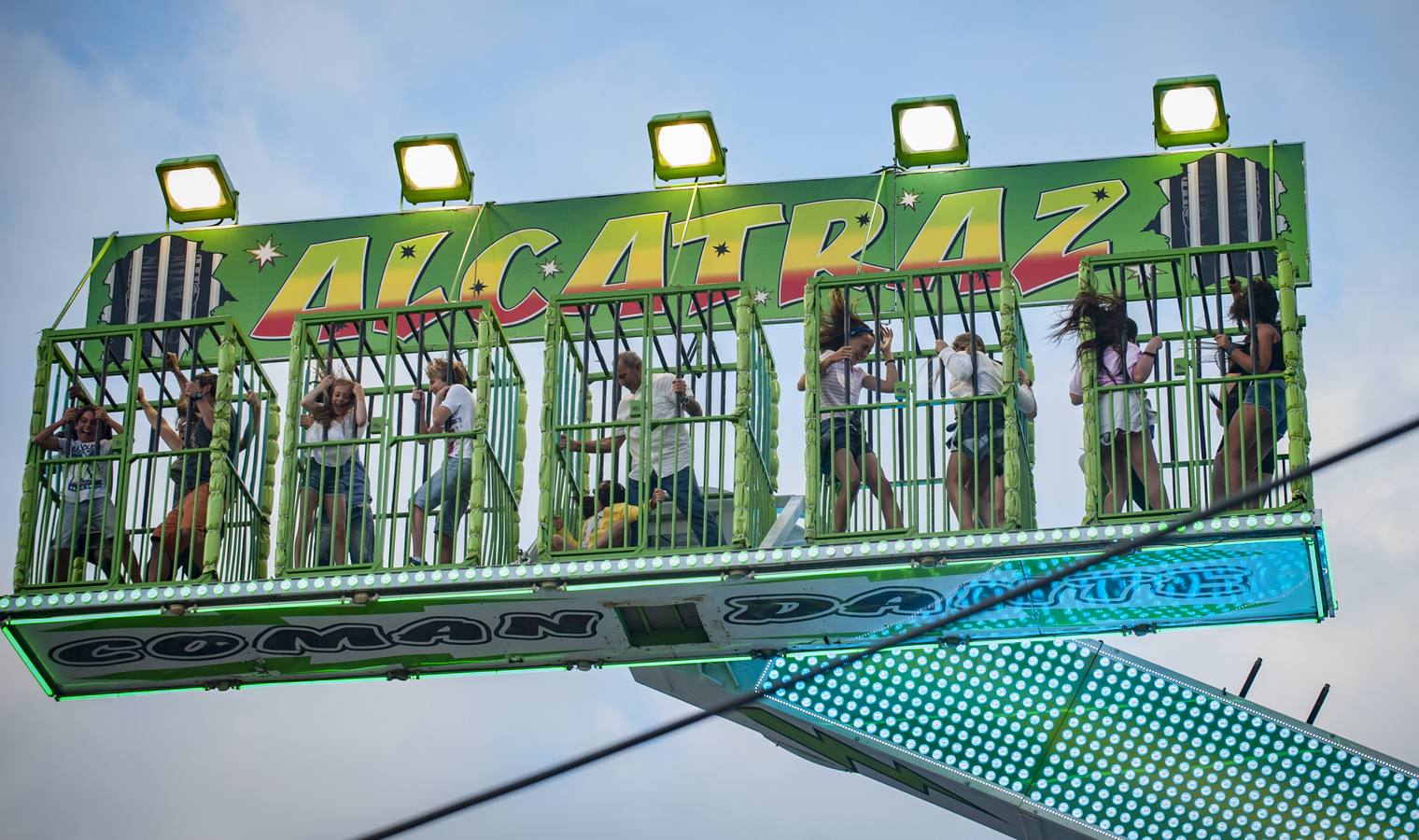 Frenesí, algodón de azúcar y reguetón dan vida a las tradicionales ferias un verano más