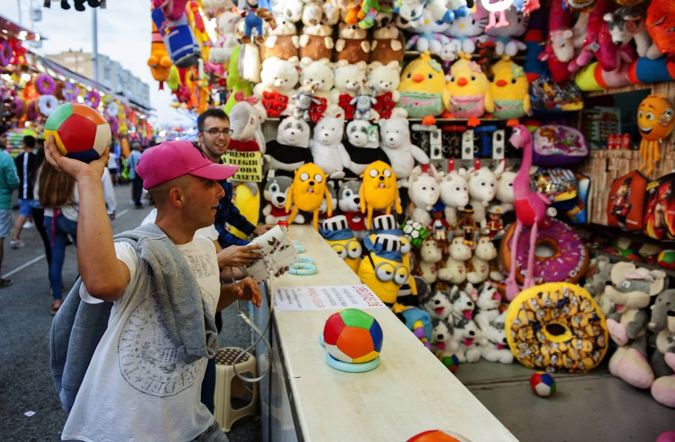 Frenesí, algodón de azúcar y reguetón dan vida a las tradicionales ferias un verano más