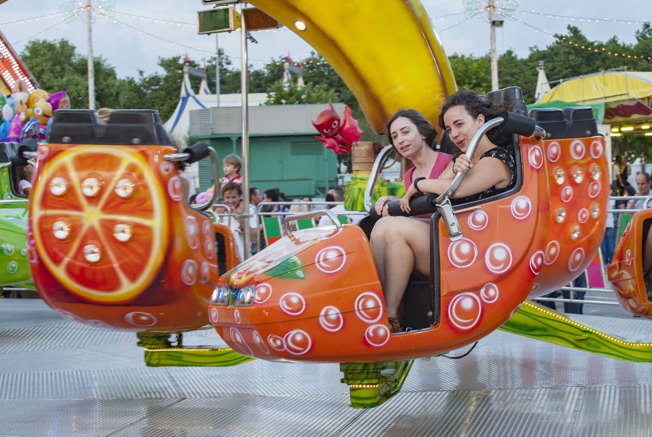 Frenesí, algodón de azúcar y reguetón dan vida a las tradicionales ferias un verano más