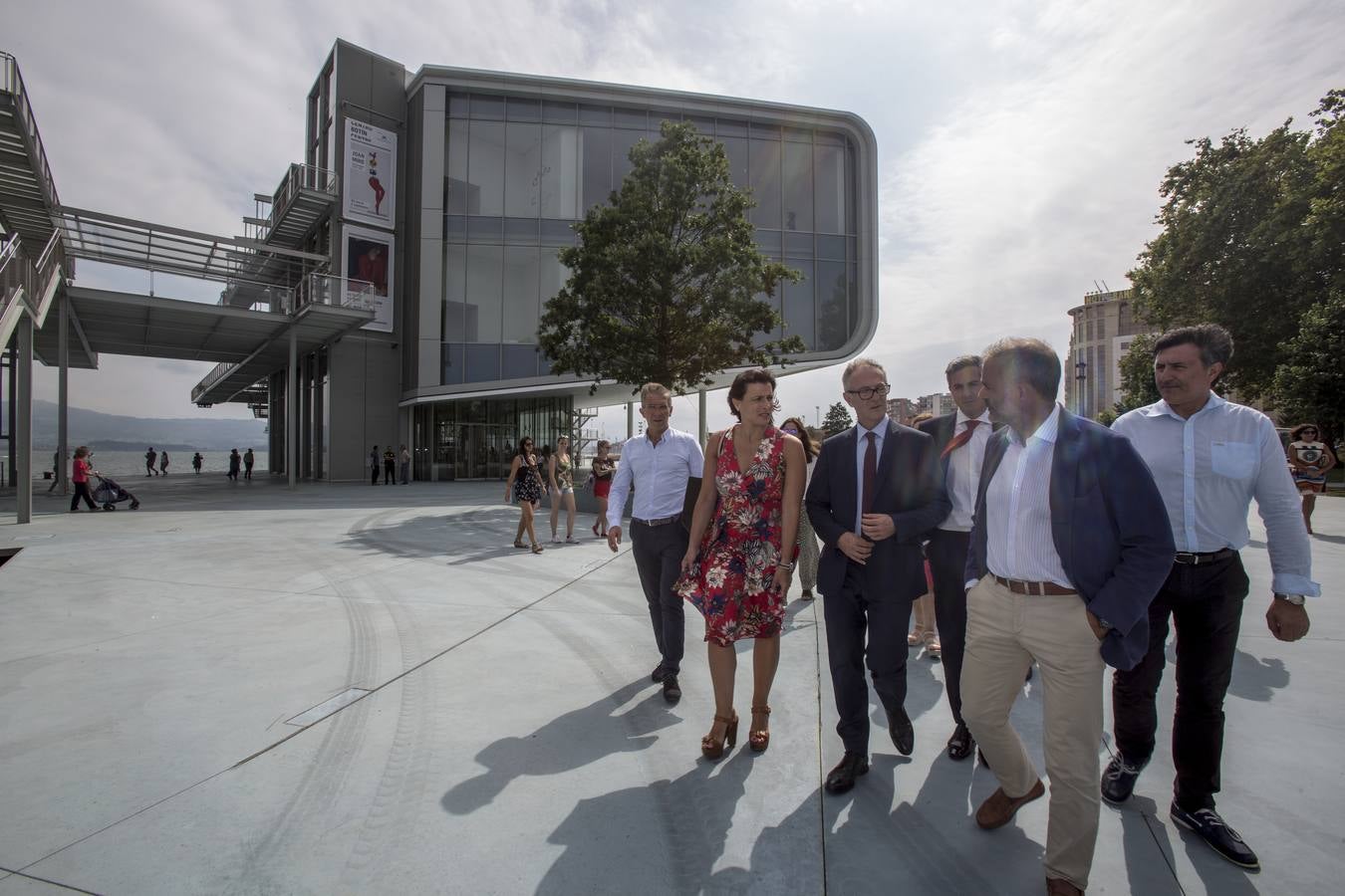 El ministro de Cultura, José Guirao, aprovechó su desplazamiento a Santander para visitar el Centro Botín. Tras firmar el convenio del Reina Sofía-Archivo Lafuente se acercó al edificio de Renzo Piano, donde fue recibido por el director de la Fundación Botín, Íñigo Sáenz de Miera, y la directora ejecutiva del Centro, Fátima Sánchez. 