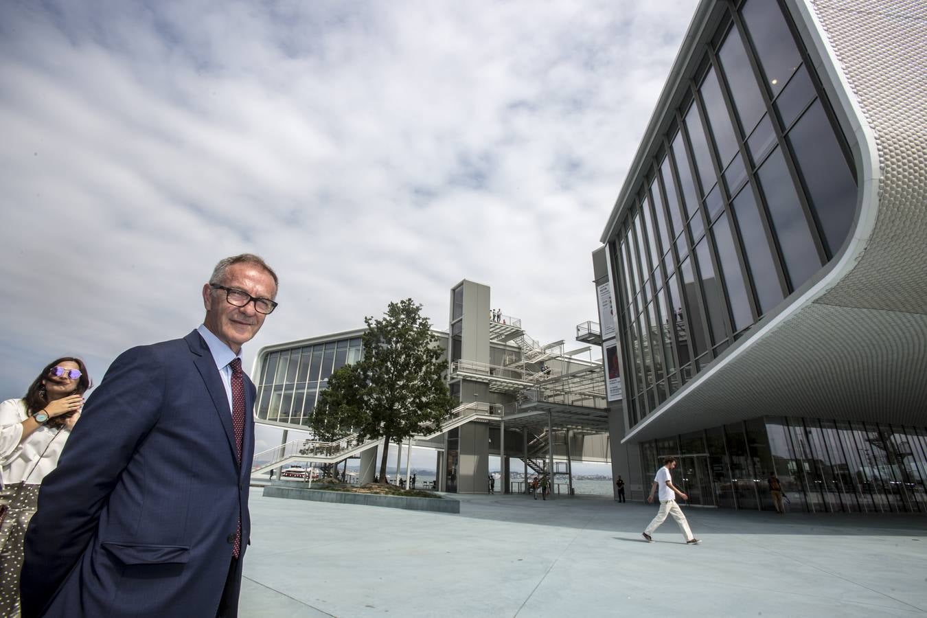 El ministro de Cultura, José Guirao, aprovechó su desplazamiento a Santander para visitar el Centro Botín. Tras firmar el convenio del Reina Sofía-Archivo Lafuente se acercó al edificio de Renzo Piano, donde fue recibido por el director de la Fundación Botín, Íñigo Sáenz de Miera, y la directora ejecutiva del Centro, Fátima Sánchez. 