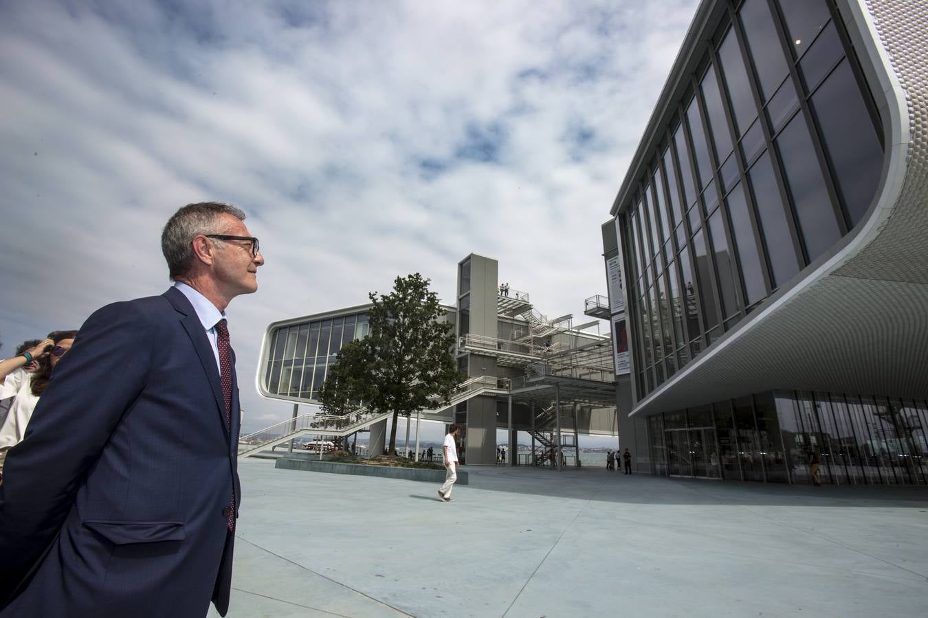 El ministro de Cultura, José Guirao, aprovechó su desplazamiento a Santander para visitar el Centro Botín. Tras firmar el convenio del Reina Sofía-Archivo Lafuente se acercó al edificio de Renzo Piano, donde fue recibido por el director de la Fundación Botín, Íñigo Sáenz de Miera, y la directora ejecutiva del Centro, Fátima Sánchez. 