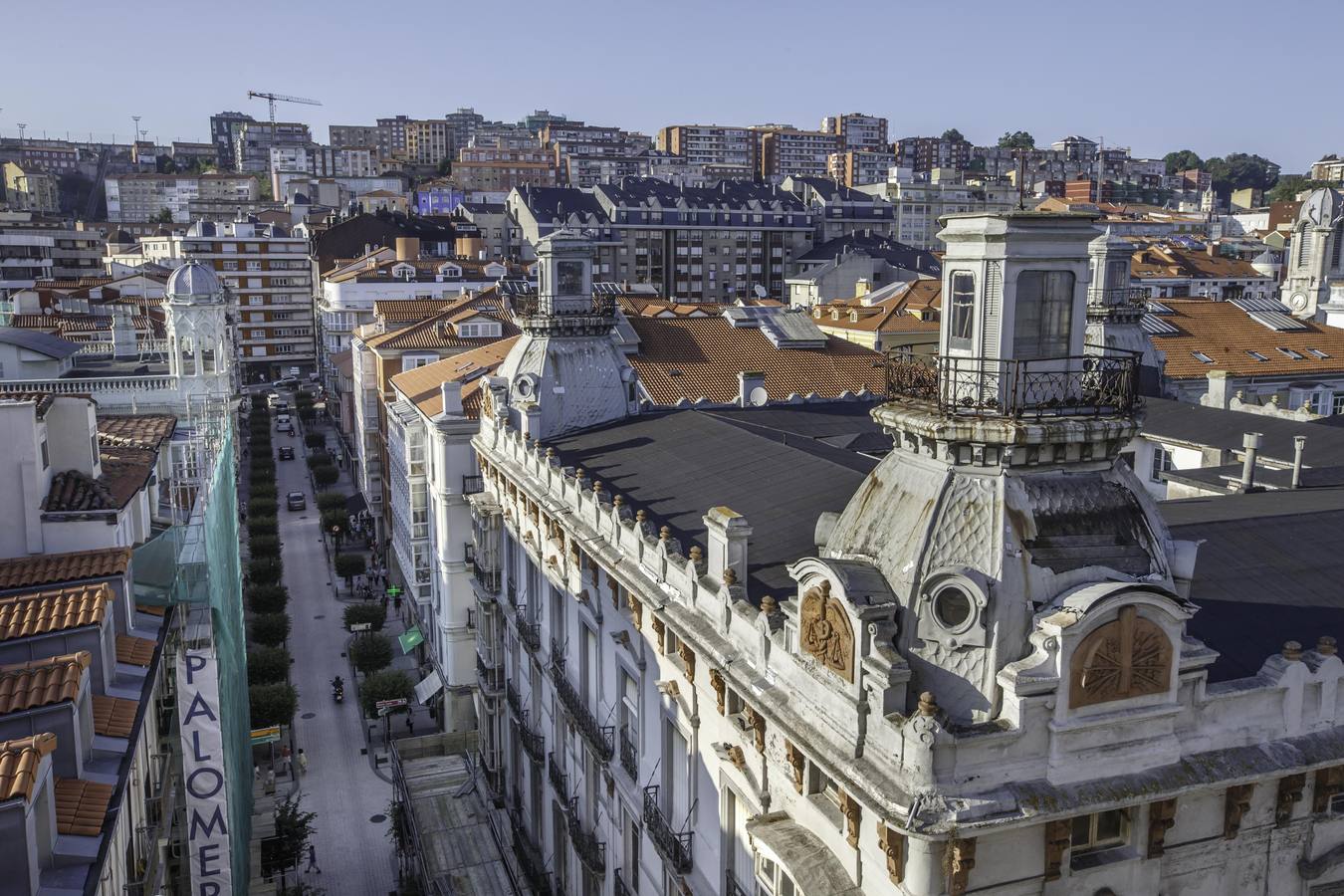 El arquitecto David Chipperfield visitó junto a la presidenta de la entidad, Ana Botín, y la alcaldesa Gema Igual el edificio que albergará la colección de arte de la institución y que abrirá sus estancias al público