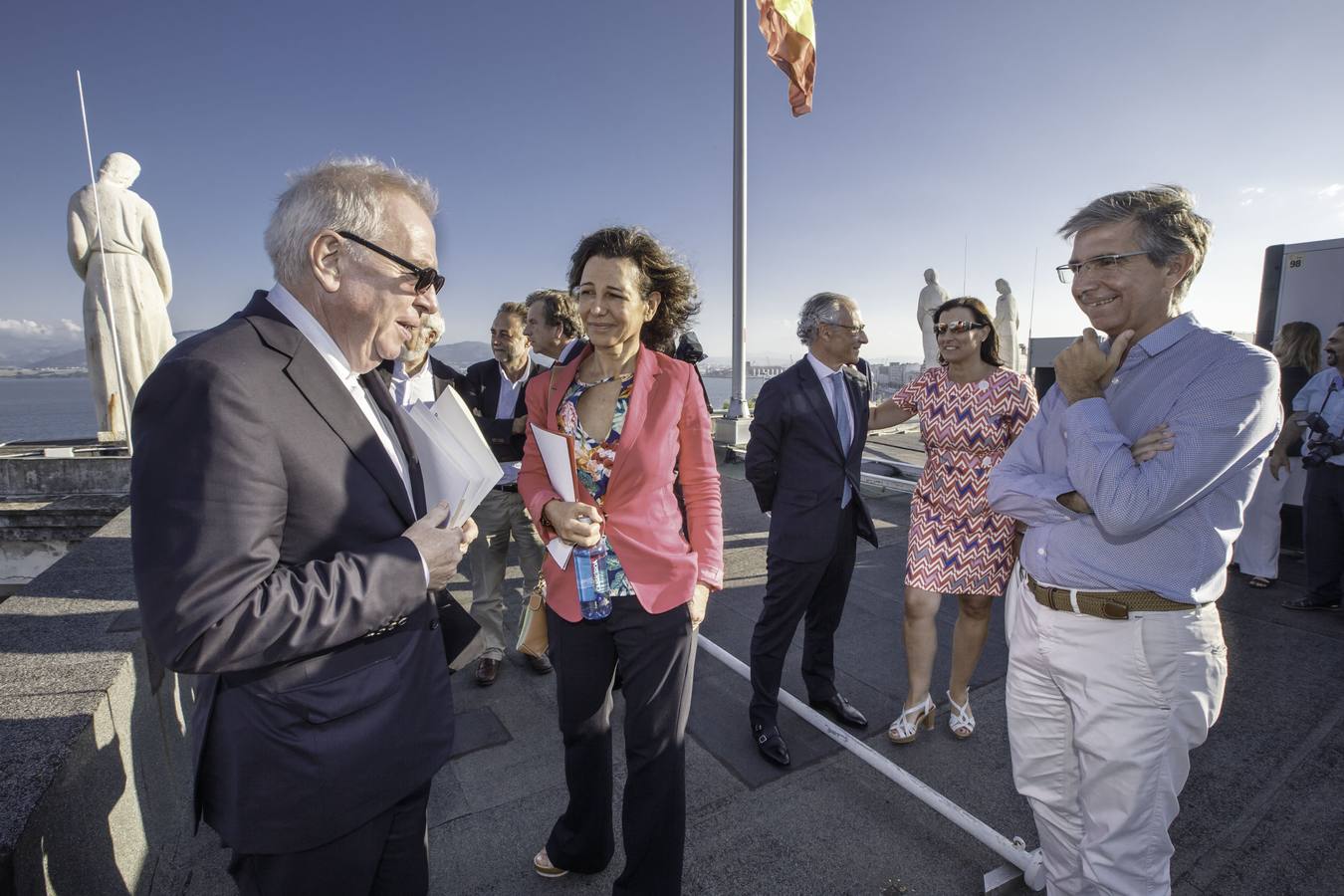 El arquitecto David Chipperfield visitó junto a la presidenta de la entidad, Ana Botín, y la alcaldesa Gema Igual el edificio que albergará la colección de arte de la institución y que abrirá sus estancias al público