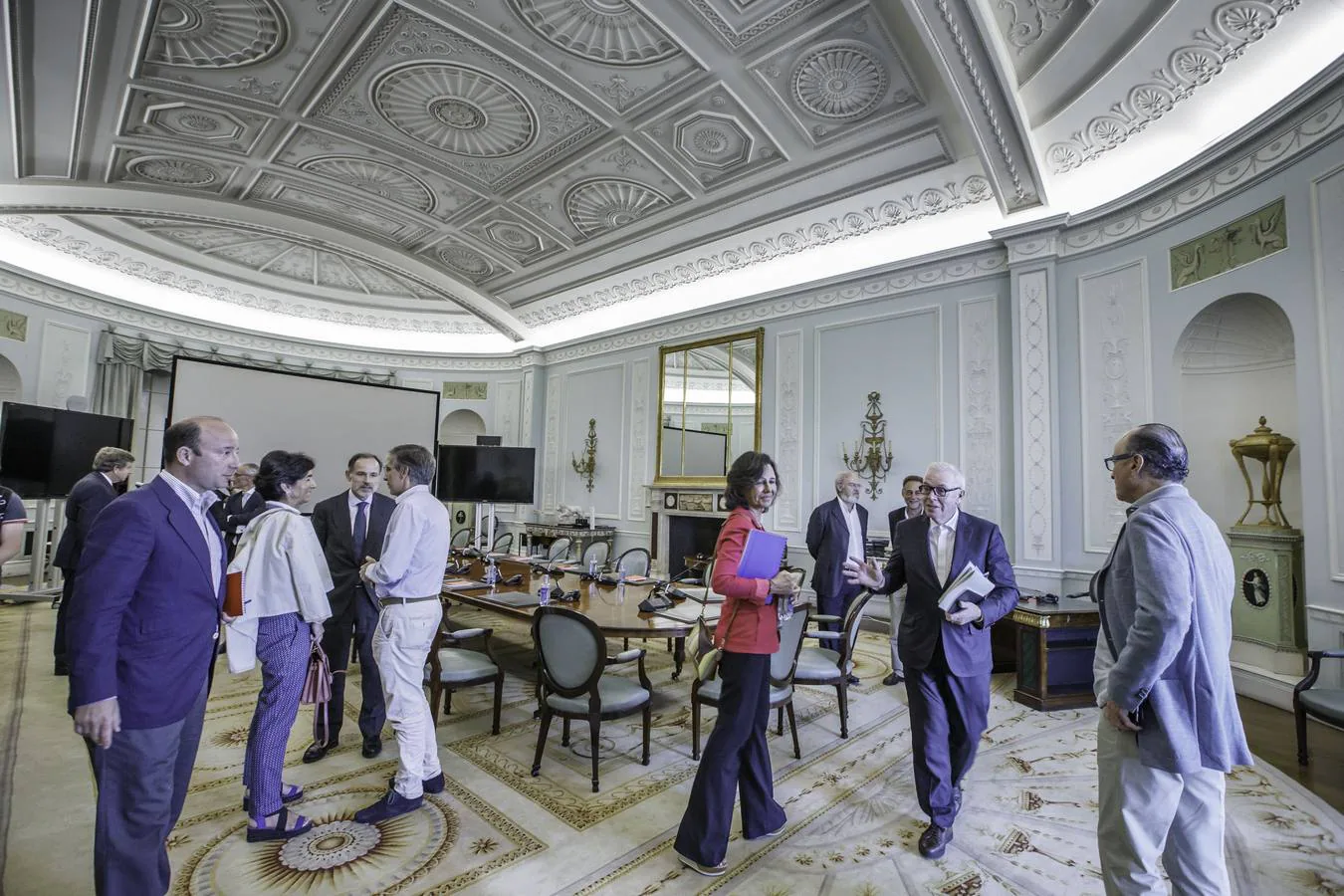 El arquitecto David Chipperfield visitó junto a la presidenta de la entidad, Ana Botín, y la alcaldesa Gema Igual el edificio que albergará la colección de arte de la institución y que abrirá sus estancias al público