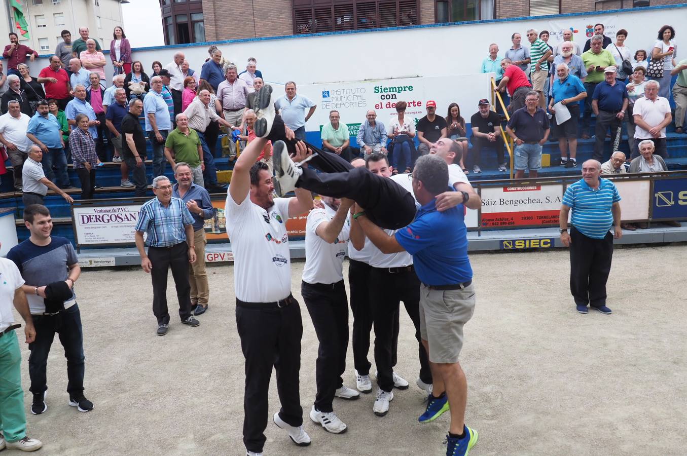 Peñacastillo inaugura un nuevo tiempo. La peña llamada a dominar los próximos años en los bolos anticipa su dominio al vencer en una temporada que ha significado el fin de la hegemonía de Hermanos Borbolla