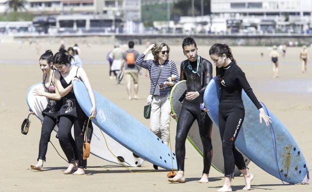 Las playas de El Sardinero acogen una campaña de sensibilización ambiental