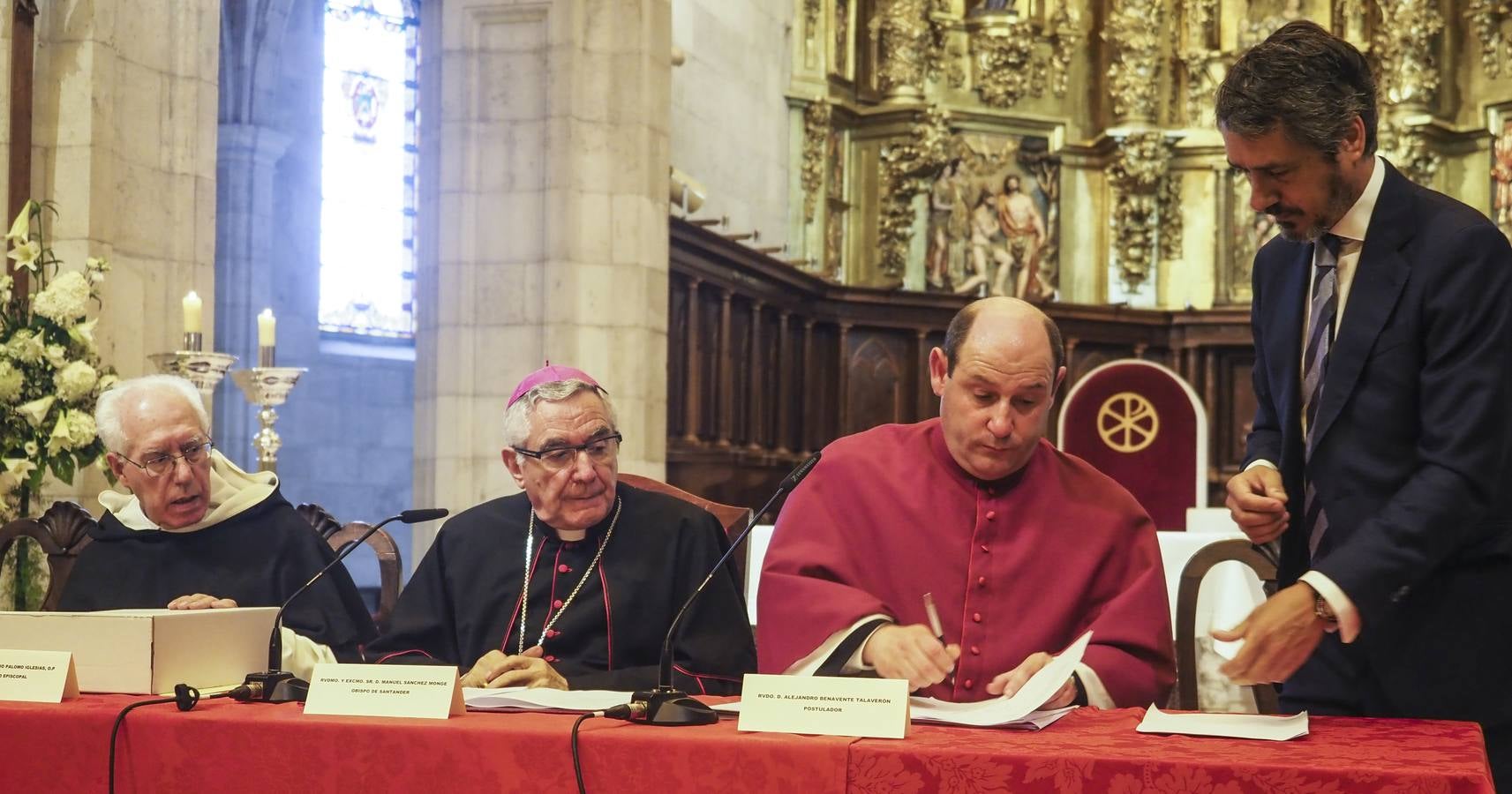 El obispo de Santander, Manuel Sáchez Monge, preside en la Catedral de Santander el acto oficial de la clausura del proceso abierto, en lo concerniente al ámbito de la Diócesis, para declarar a 79 mártires de persecución religiosa «por no renunciar a su fe» durante el primer año de la Guerra Civil española.