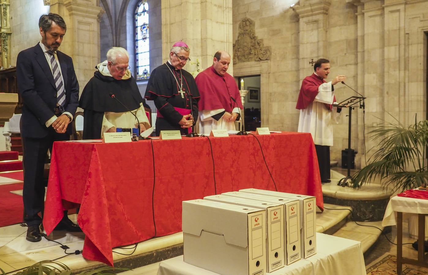 El obispo de Santander, Manuel Sáchez Monge, preside en la Catedral de Santander el acto oficial de la clausura del proceso abierto, en lo concerniente al ámbito de la Diócesis, para declarar a 79 mártires de persecución religiosa «por no renunciar a su fe» durante el primer año de la Guerra Civil española.