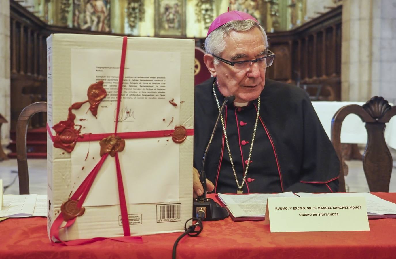 El obispo de Santander, Manuel Sáchez Monge, preside en la Catedral de Santander el acto oficial de la clausura del proceso abierto, en lo concerniente al ámbito de la Diócesis, para declarar a 79 mártires de persecución religiosa «por no renunciar a su fe» durante el primer año de la Guerra Civil española.