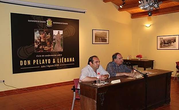 osé Ramón Saiz junto a Oscar Casares en un momento de la presentación del libro