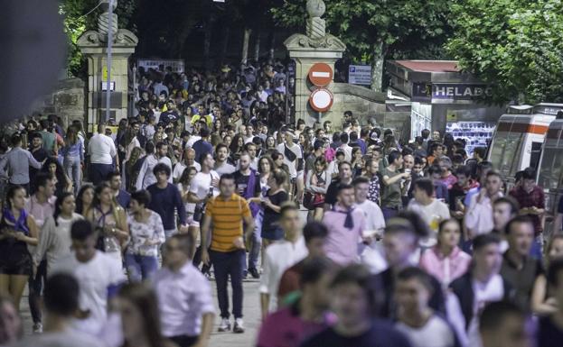 La gente abandonó en masa el recinto de La Magdalena en cuanto se supo que David Guetta cancelaba su concierto.