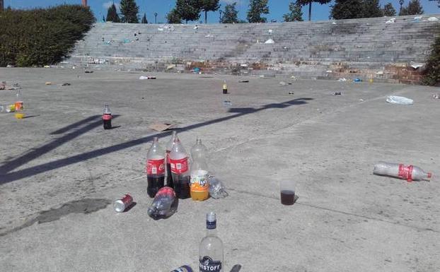 El botellón deja basura e importantes daños en la Plaza de la Universidad