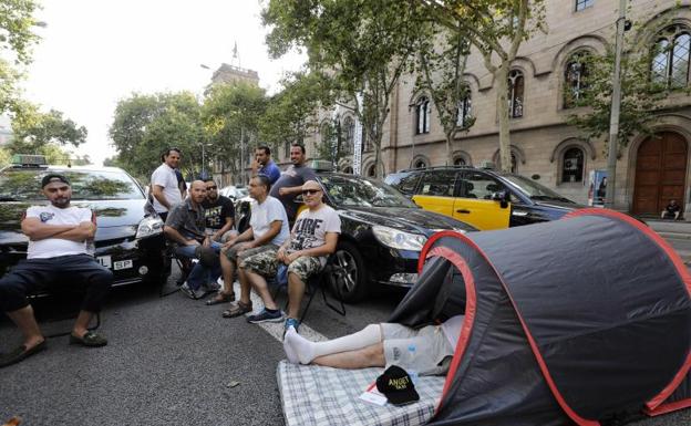 Los taxistas de Barcelona llaman a todo el sector español a la huelga