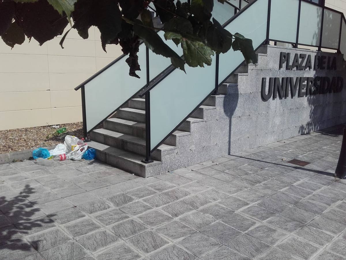 La zona del campus amaneció el domingo inundada de botellas, cristales y desperdicios, además de varios bancos y farolas destrozados