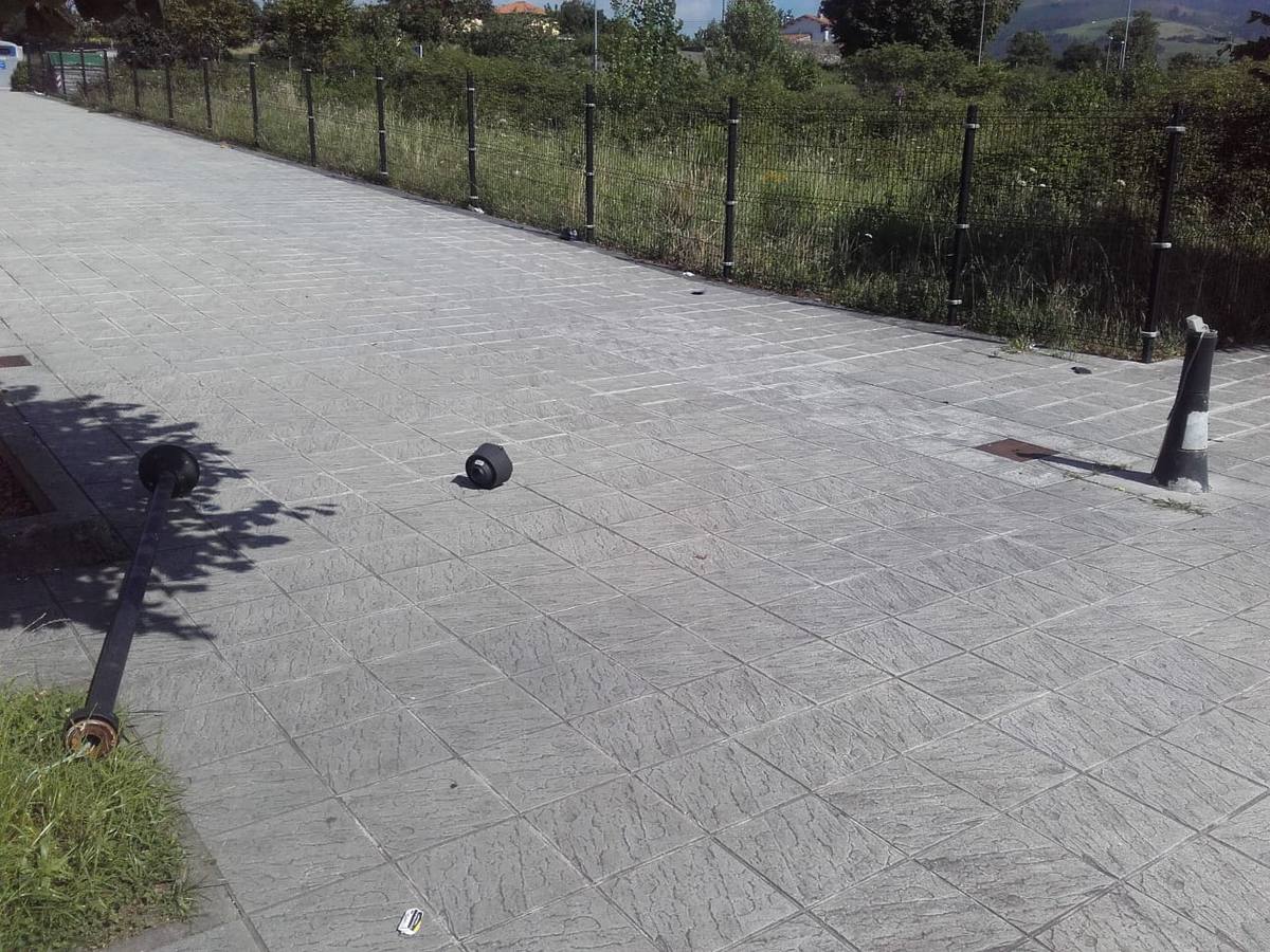 La zona del campus amaneció el domingo inundada de botellas, cristales y desperdicios, además de varios bancos y farolas destrozados