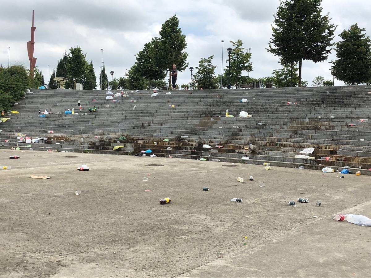 La zona del campus amaneció el domingo inundada de botellas, cristales y desperdicios, además de varios bancos y farolas destrozados