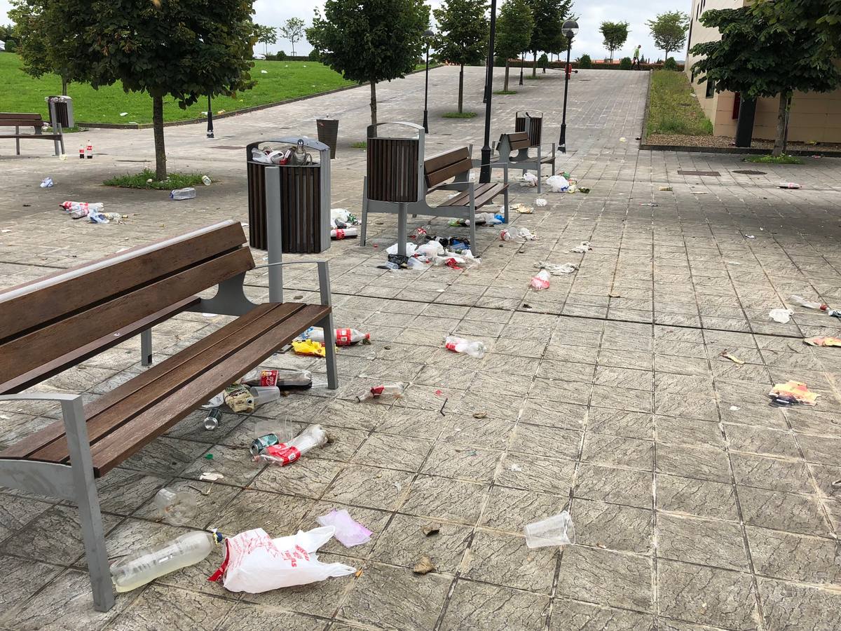 La zona del campus amaneció el domingo inundada de botellas, cristales y desperdicios, además de varios bancos y farolas destrozados