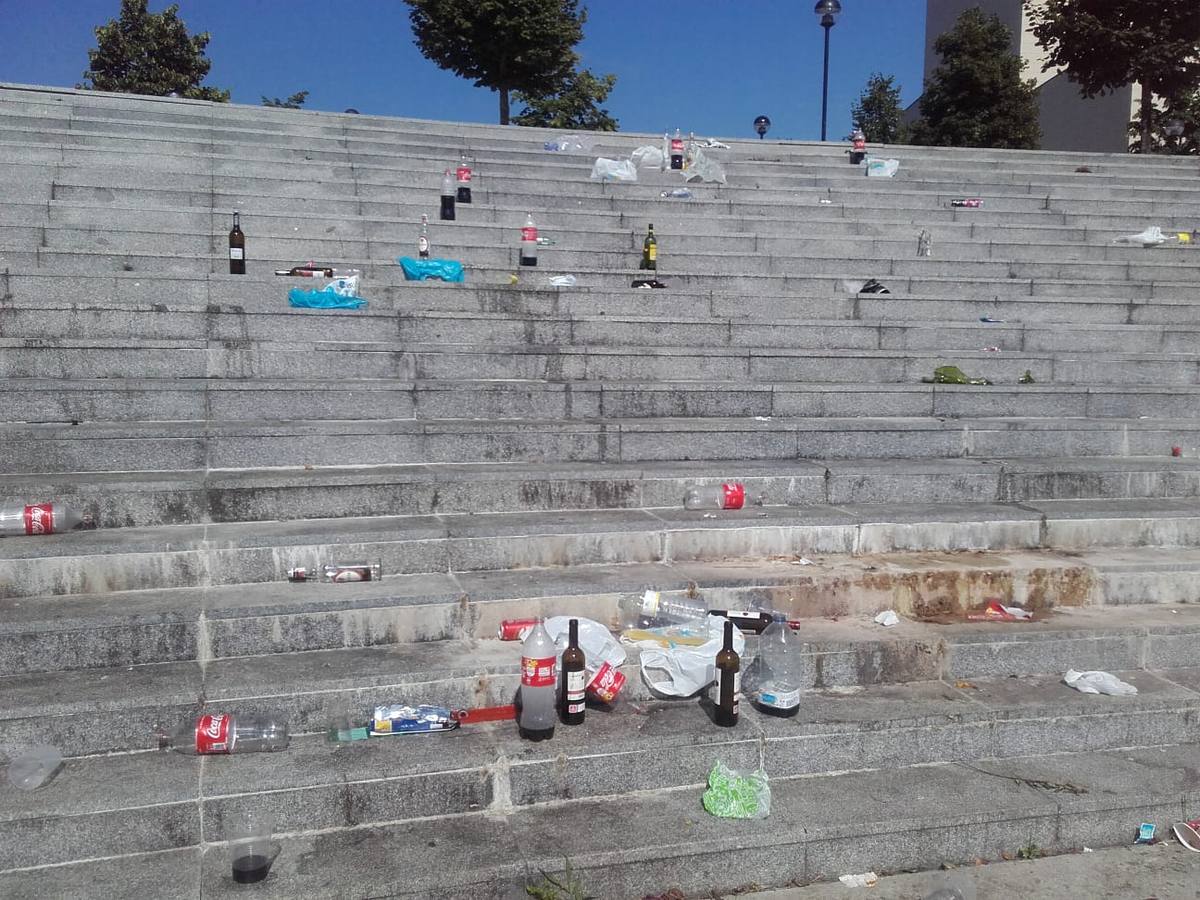 La zona del campus amaneció el domingo inundada de botellas, cristales y desperdicios, además de varios bancos y farolas destrozados