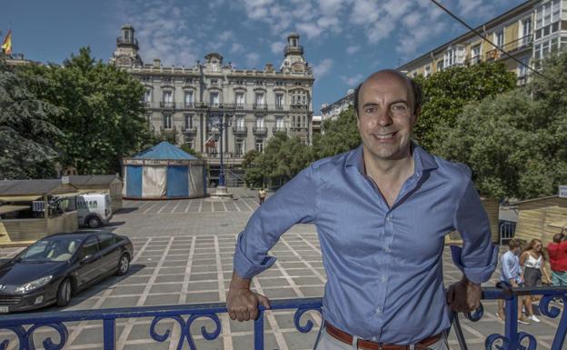 Julio Crespo, en la plaza de Pombo, de Santander, desde donde han pivotado todos sus planes de verano desde joven. 