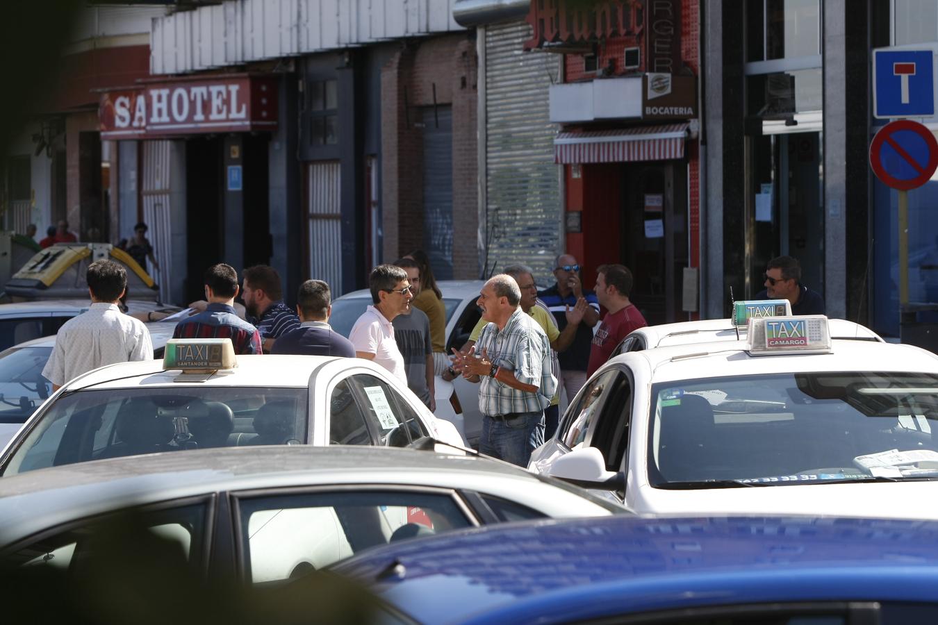 Fotos: Los taxistas también protestan en Torrelavega, con una marcha lenta por la ciudad