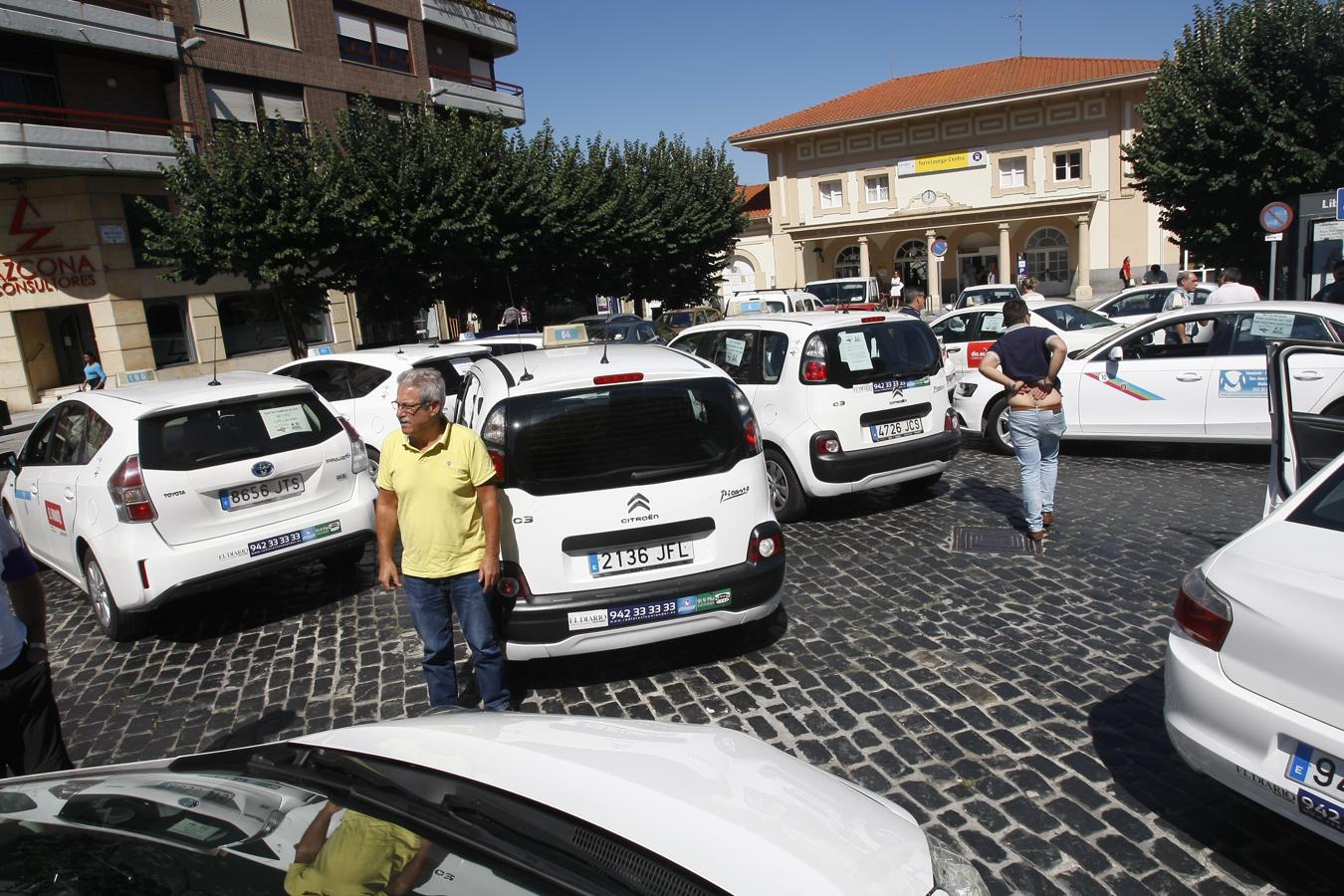 Fotos: Los taxistas también protestan en Torrelavega, con una marcha lenta por la ciudad