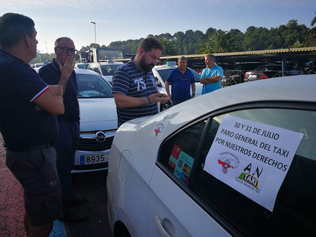 Los taxistas cántabros se han sumado a la huelga convocada a nivel estatal para reivindicar la limitación de las licencias de VTC (alquiler de vehículos con conductor). Hay concentraciones de taxis en el aeropuerto y en las estaciones de Santander.