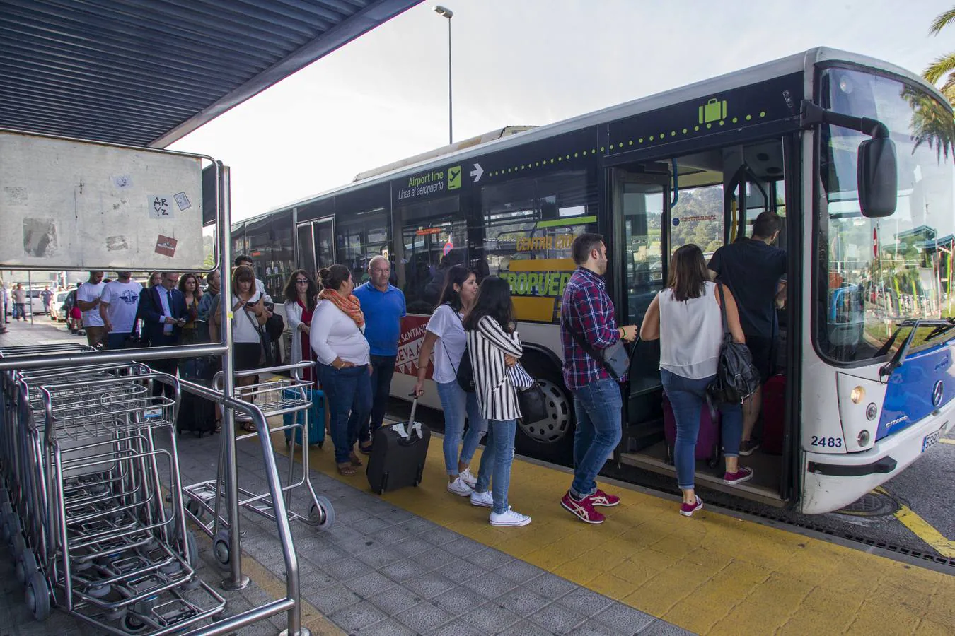 Los taxistas cántabros se han sumado a la huelga convocada a nivel estatal para reivindicar la limitación de las licencias de VTC (alquiler de vehículos con conductor). Hay concentraciones de taxis en el aeropuerto y en las estaciones de Santander.