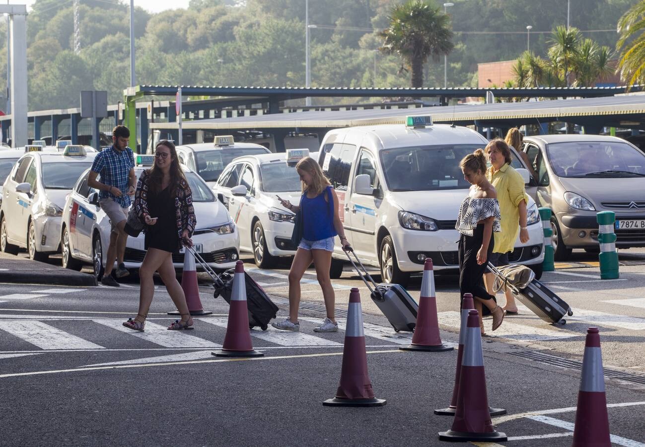 Los taxistas cántabros se han sumado a la huelga convocada a nivel estatal para reivindicar la limitación de las licencias de VTC (alquiler de vehículos con conductor). Hay concentraciones de taxis en el aeropuerto y en las estaciones de Santander.