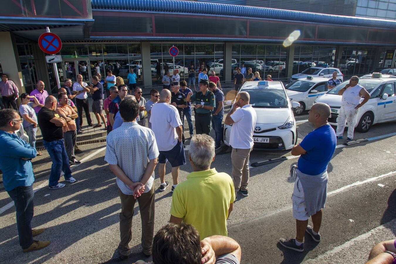 Los taxistas cántabros se han sumado a la huelga convocada a nivel estatal para reivindicar la limitación de las licencias de VTC (alquiler de vehículos con conductor). Hay concentraciones de taxis en el aeropuerto y en las estaciones de Santander.