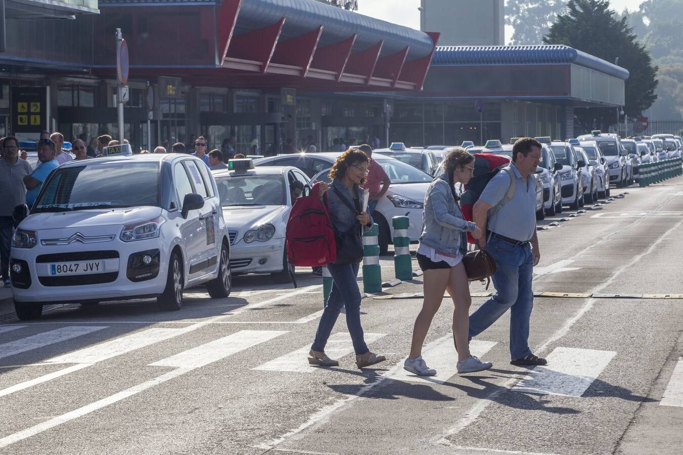 Los taxistas cántabros se han sumado a la huelga convocada a nivel estatal para reivindicar la limitación de las licencias de VTC (alquiler de vehículos con conductor). Hay concentraciones de taxis en el aeropuerto y en las estaciones de Santander.