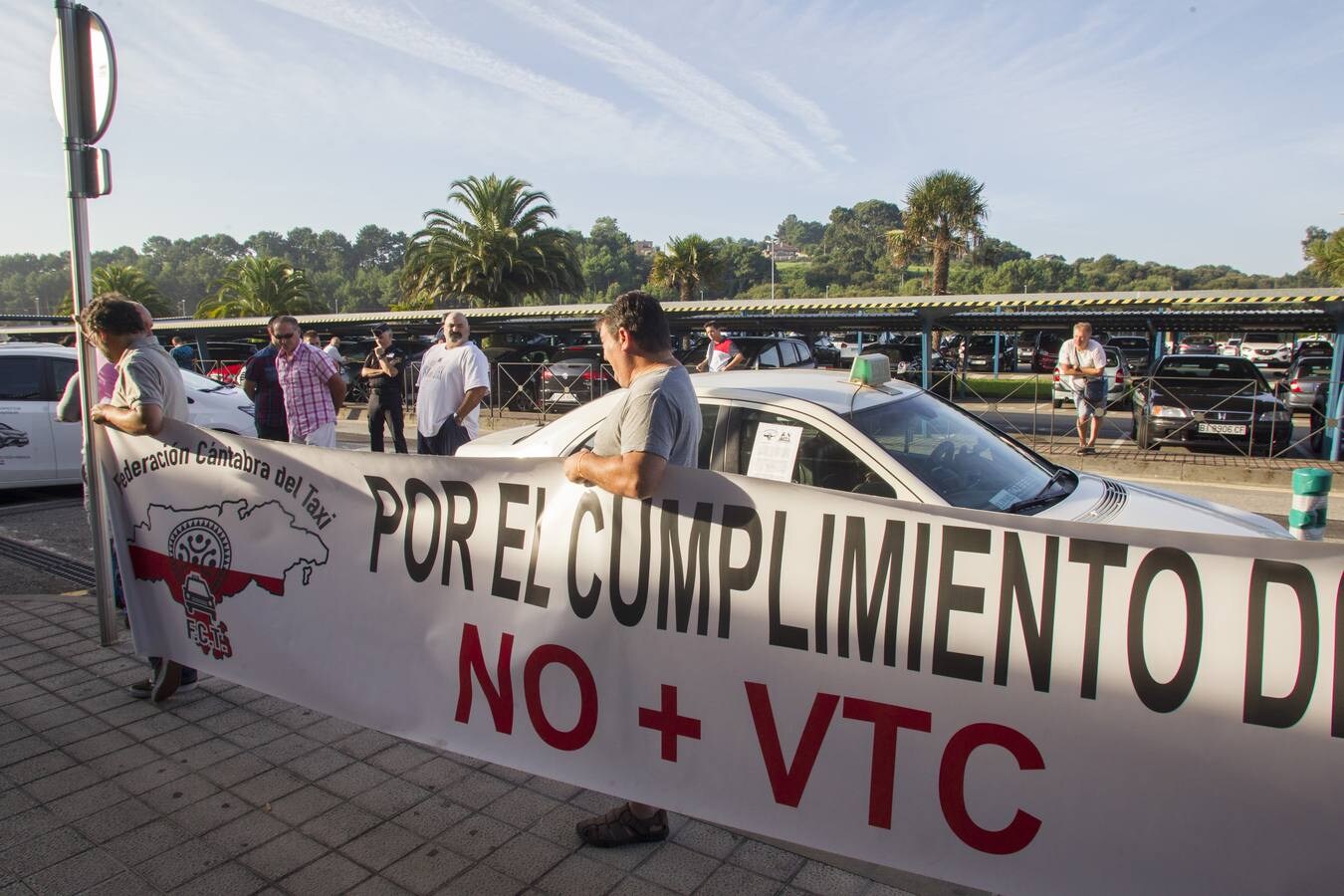 Los taxistas cántabros se han sumado a la huelga convocada a nivel estatal para reivindicar la limitación de las licencias de VTC (alquiler de vehículos con conductor). Hay concentraciones de taxis en el aeropuerto y en las estaciones de Santander.