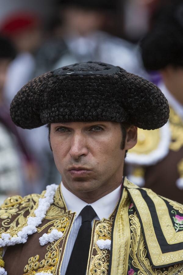 El fotoperiodista de El Diario Montañés Javier Cotera resume la Feria de Santiago en 25 imágenes que recorren los lances fundamentales de una corrida. Fotografías que descubren la tensión de los diestros antes de pisar el ruedo, la emoción del público ante una buena faena o la fuerza del toro sobre la arena antes de recibir la primera herida. 