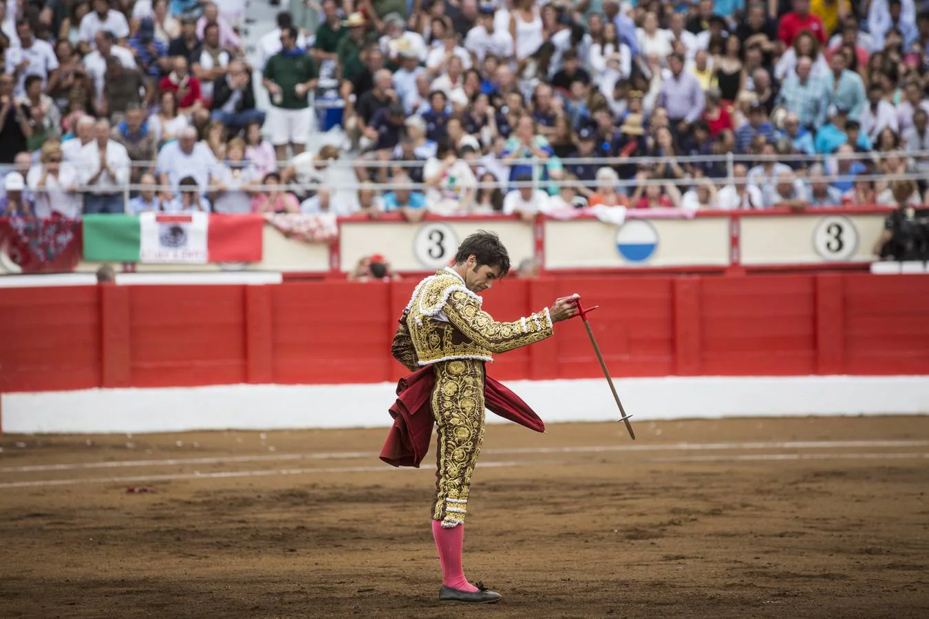 El fotoperiodista de El Diario Montañés Javier Cotera resume la Feria de Santiago en 25 imágenes que recorren los lances fundamentales de una corrida. Fotografías que descubren la tensión de los diestros antes de pisar el ruedo, la emoción del público ante una buena faena o la fuerza del toro sobre la arena antes de recibir la primera herida. 