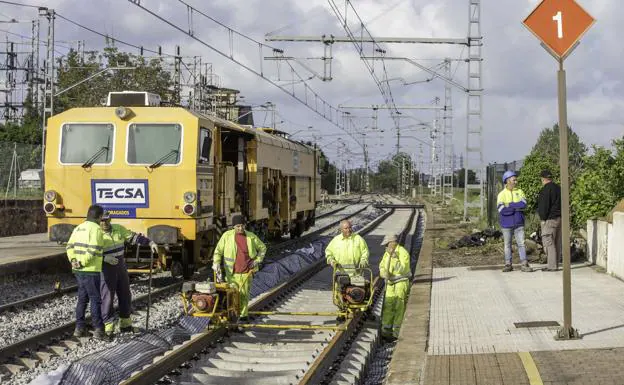 Los trabajos de renovación de la vía entre Santander y Torrelavega. 