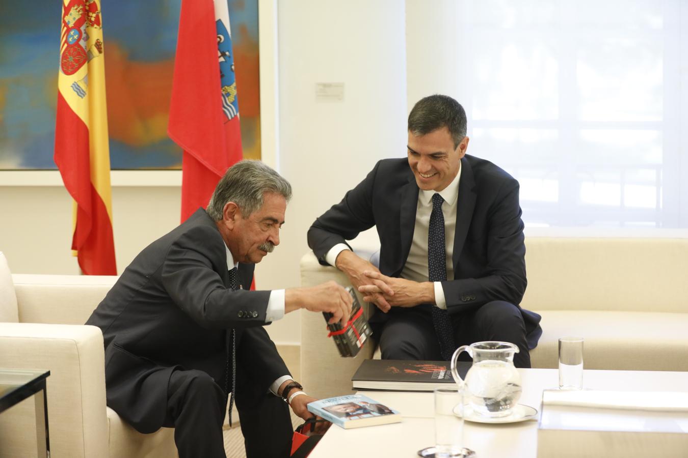 El presidente del gobierno Pedro Sánchez, durante su encuentro con el presidente de Cantabria, Miguel Ángel Revilla, esta mañana en el Palacio de La Moncloa en Madrid. 