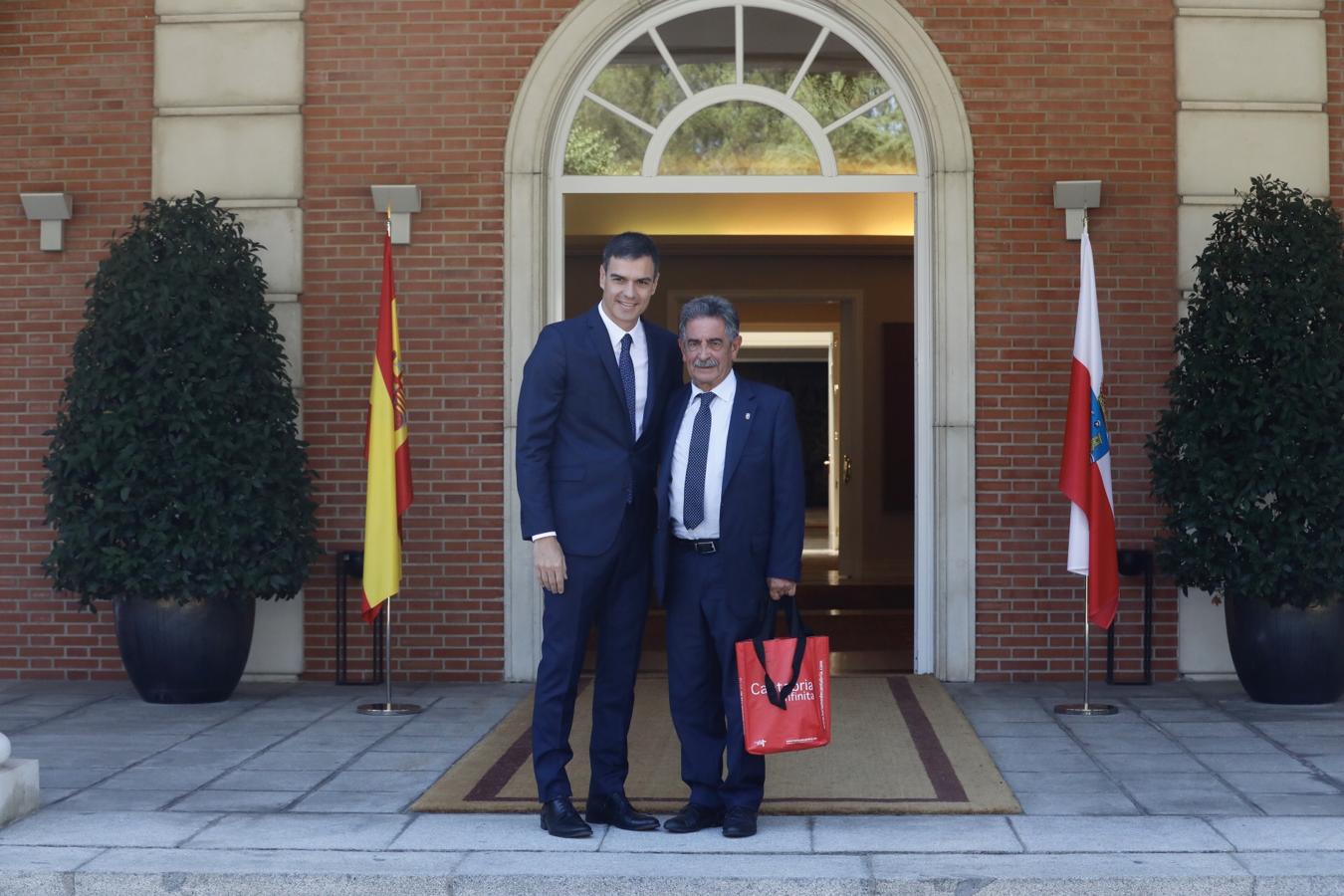 El presidente del gobierno Pedro Sánchez, durante su encuentro con el presidente de Cantabria, Miguel Ángel Revilla, esta mañana en el Palacio de La Moncloa en Madrid. 