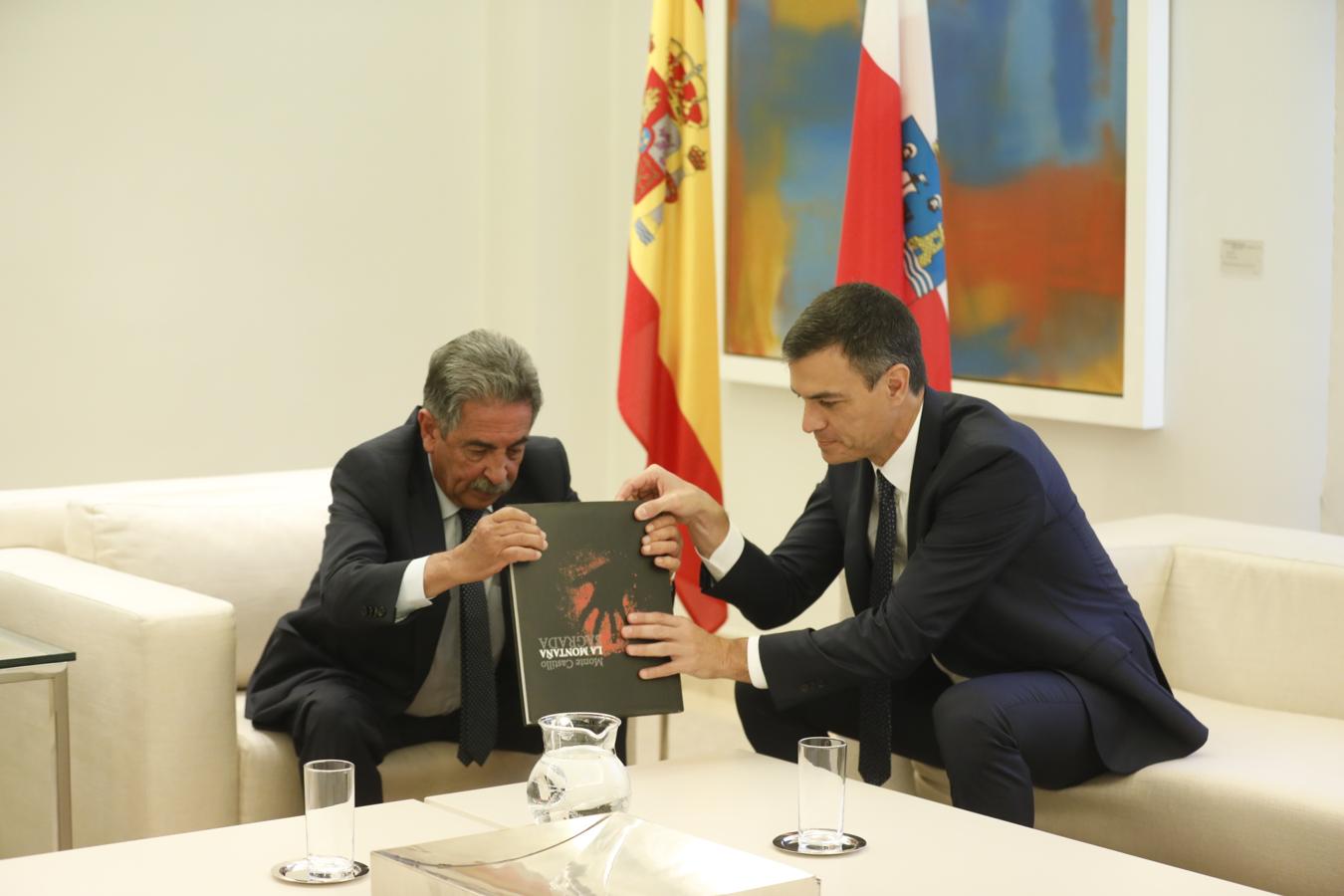 El presidente del gobierno Pedro Sánchez, durante su encuentro con el presidente de Cantabria, Miguel Ángel Revilla, esta mañana en el Palacio de La Moncloa en Madrid. 