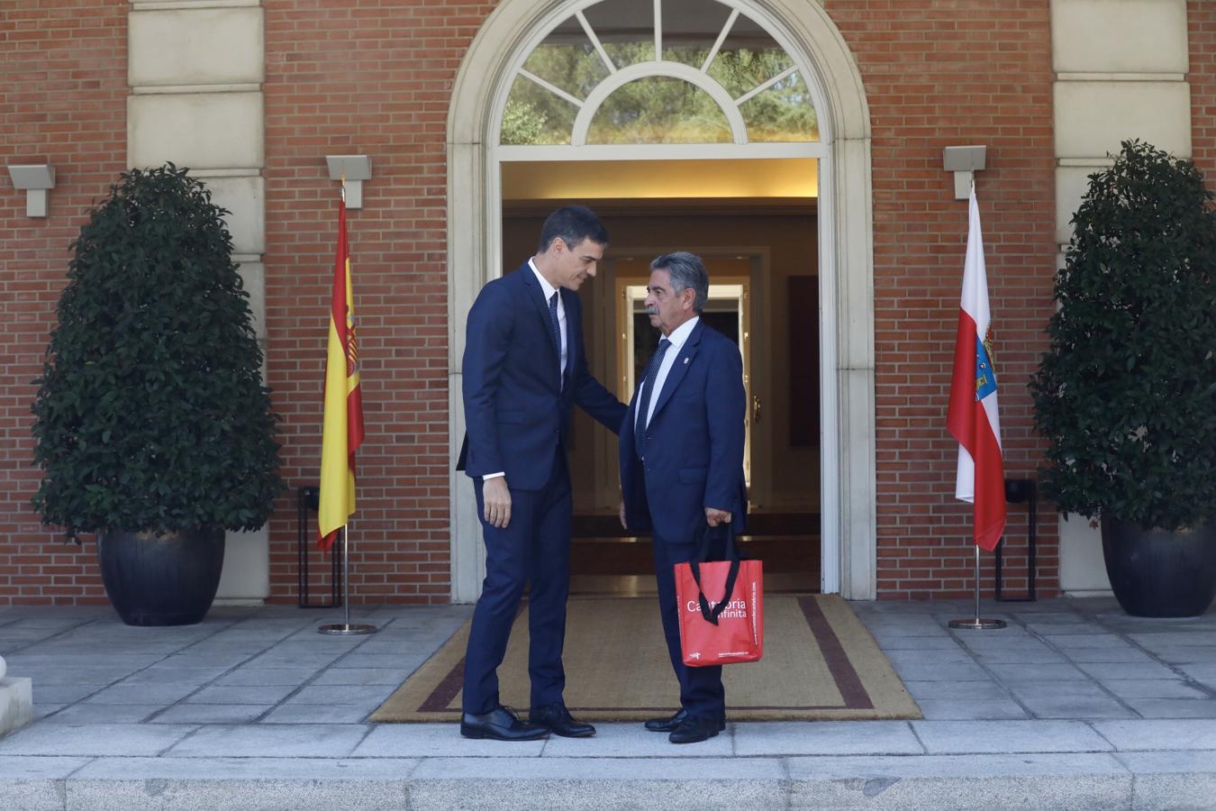 El presidente del gobierno Pedro Sánchez, durante su encuentro con el presidente de Cantabria, Miguel Ángel Revilla, esta mañana en el Palacio de La Moncloa en Madrid. 