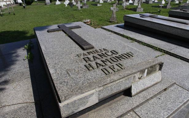 anteón de la familia Franco en el cementerio de Ferrol. 