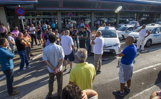 Imagen de ayer, primera jornada de huelga, con los taxis concentrados en el aeropuerto.